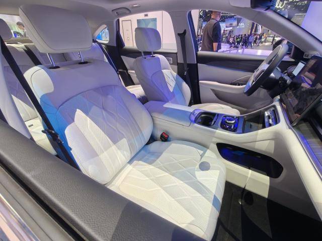 吉利銀河A7亮相廣州車展,OTA升級讓駕駛更安全更智能